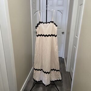 Nwt Zesica 100% Viscose  Cream Dress with Black Wavy Trim